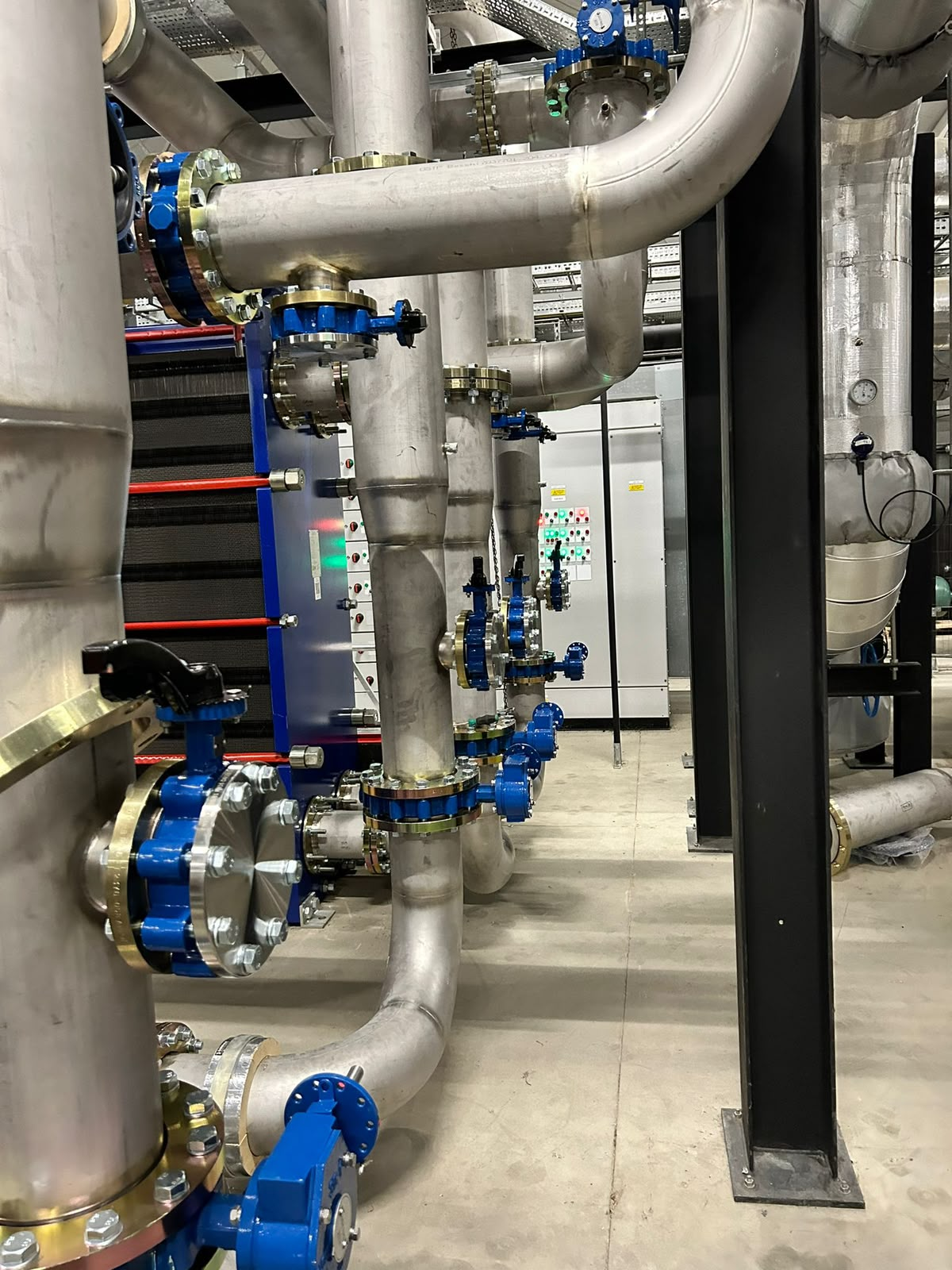 Plate heat exchanger and flanged pipework assembly